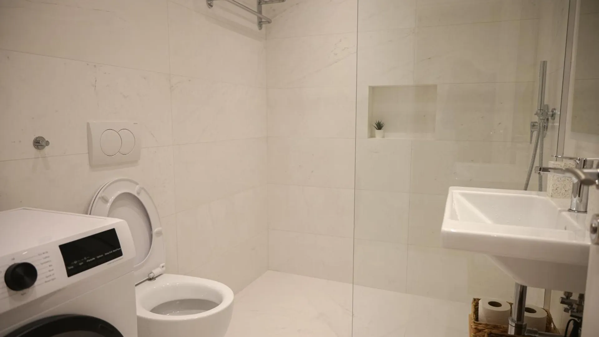 Elegant Apartment Near Wilson Square Tirana